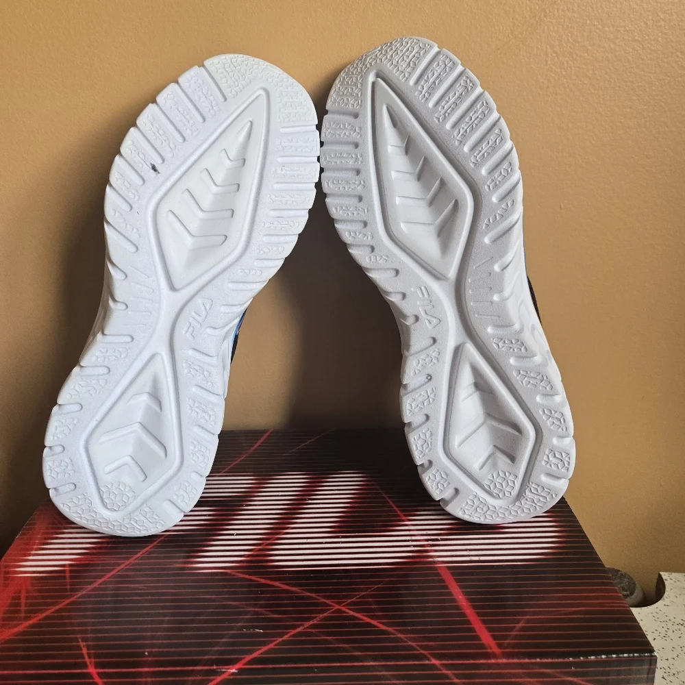 FILA Panorama 9 NWOT Sneakers, Size 5
